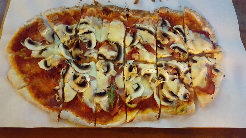 Art & Pizza Mozzarella Champignons Schinken