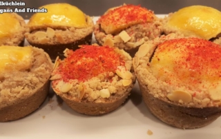 Vegan Baking Basics - Apfelküchlein fertig dekoriert. Diese Variante des Apfelkuchens wurde in kleinen Muffinförmchen gemacht. Dekoriert mit Himbeerpulver und gehackten Pistazien.