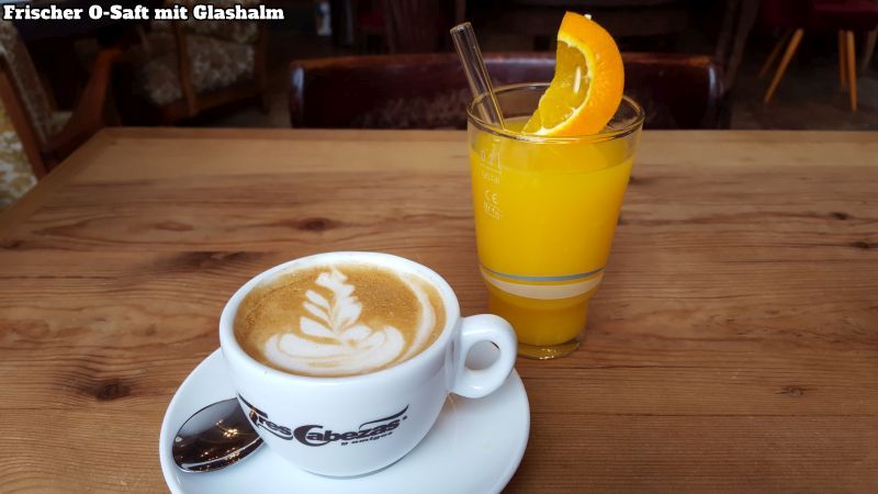 Zimt & Zucker, Kaffee & O-Saft mit Glashalm. Coffee & orange juice with glass straw.