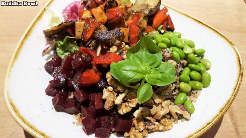 dean&david buddha bowl. Grilled vegetables (sweet potatoes, aubergine, peppers, zucchini, onions), edamame, walnuts, beetroot, lettuce, quinoa, wholegrain rice, basil, ginger-sesame-dressing.