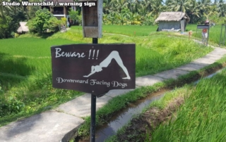 Ubud herabschaunder Hund. Downward facing dog. Ein Schild mit einer Frau das sagt / a sign with a woman saying: "Beware! Of downward facing dogs"