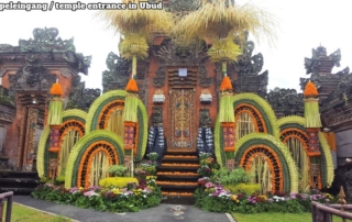 Tempel/temple in Ubud. Neben dem Markt. Next to the market. Mit Blumen und Geflecht geschmücktes Eingangstor. Entrance gate decorated with flowers and wickerwork.