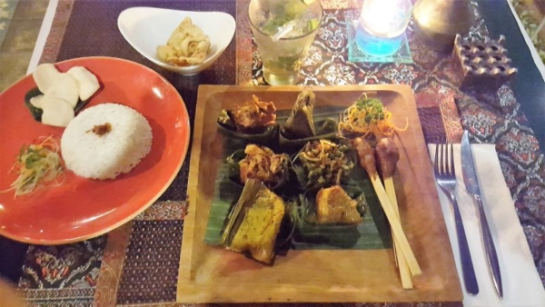 Eating out in Ubud. Gedong Sisi Warung. Nasi Campur. Assortment of Indonesian dishes. Beef stew, Balinese chicken fricassee, minced chicken satay, Balinese mixed vegetables and sambal sauce with steamed rice.