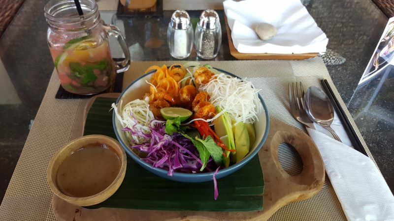 Green Spot Cafe Canggu. Shrimp Bowl mit verschiedenen Salaten, Avocado und marinierten Shrimps.