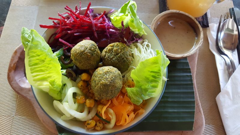 Green Spot Cafe Canggu. Falafel Bowl mit verschiedenen Salaten und Kichererbsen.