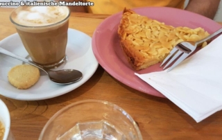 Kaffee latte und italienische Mandeltorte.