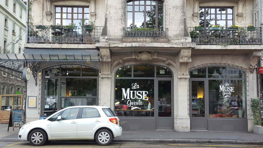 Vegans and non-vegans go out to eat in Geneva. La muse gueule exterior.