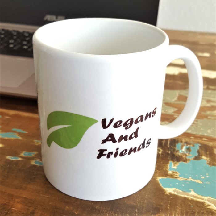 Vegans And Friends Tasse vor Laptop
