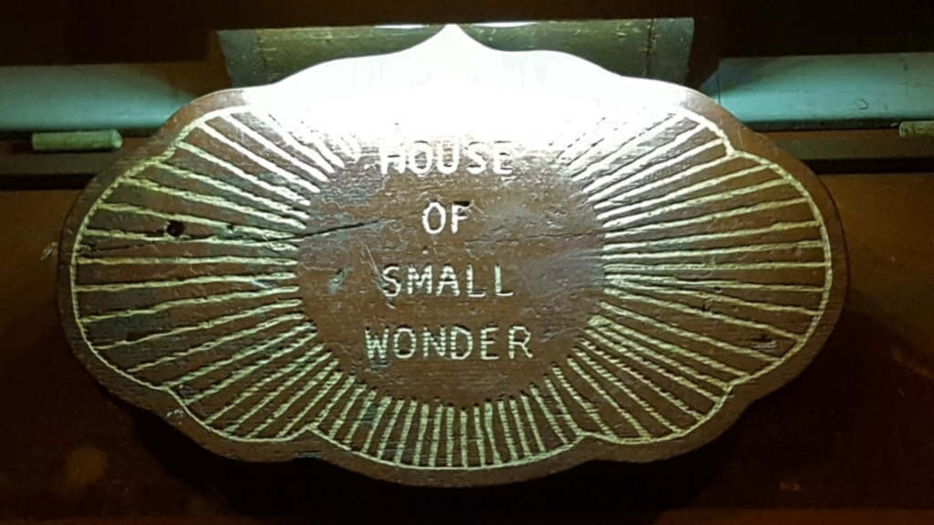 House of Small Wonder Schild