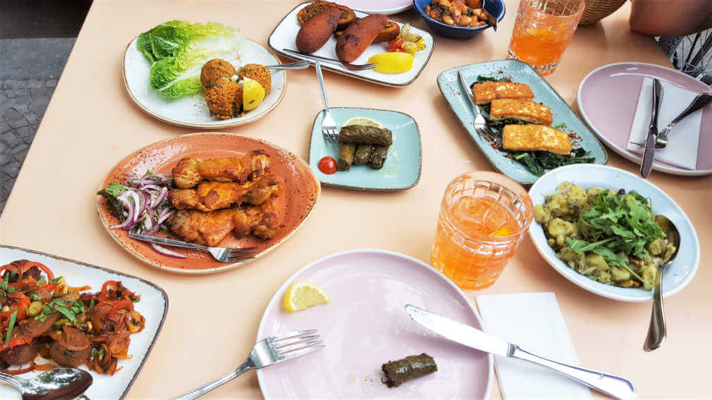 Osmans Töchter voller Tisch