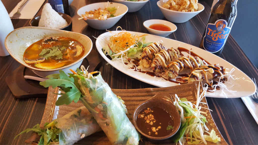 Saigon Cuisine Tisch mit verschiedenen Gerichten - Kleinigkeiten