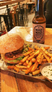 Mad Mad Vegan Burger, Pommes und Bier - Madrid vegan